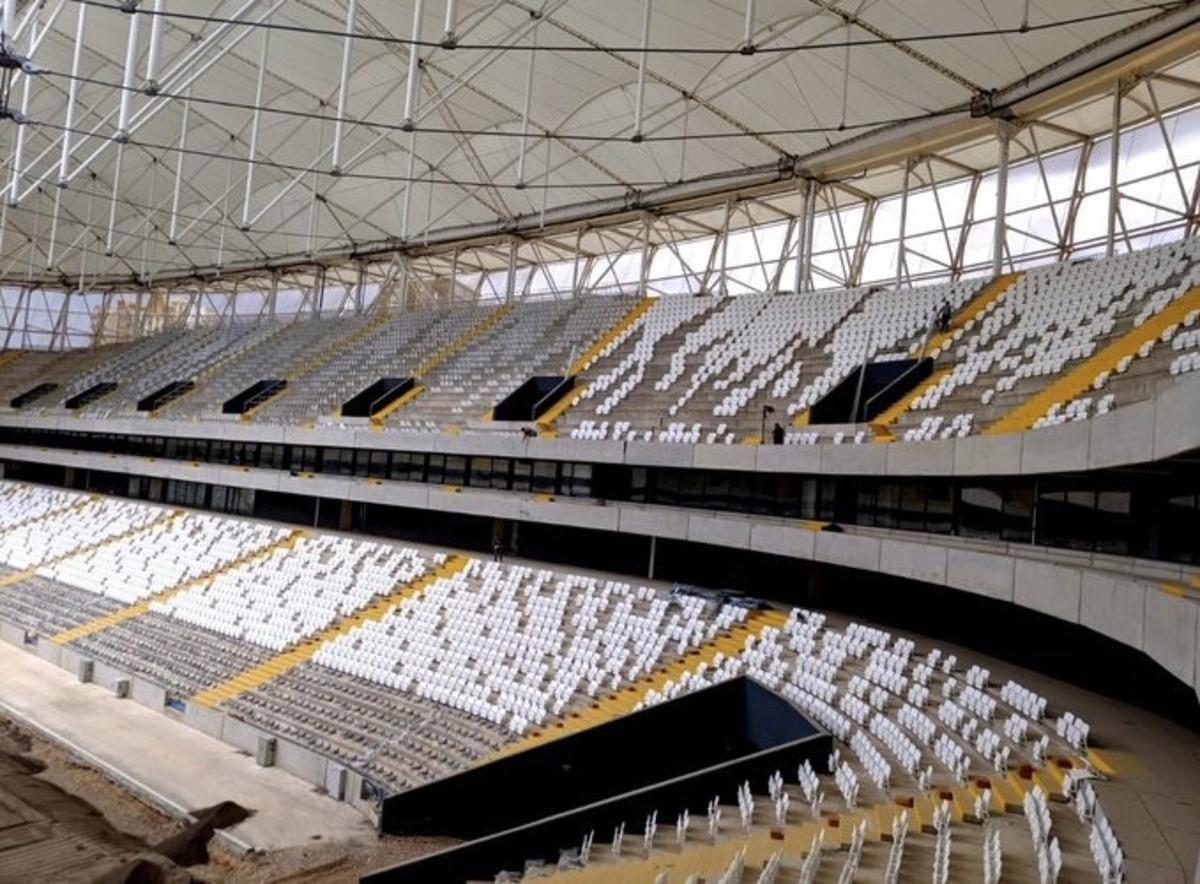 Adana&rsquo;da "koltuk rengi" tartışması "kırmızı beyaz" bitti