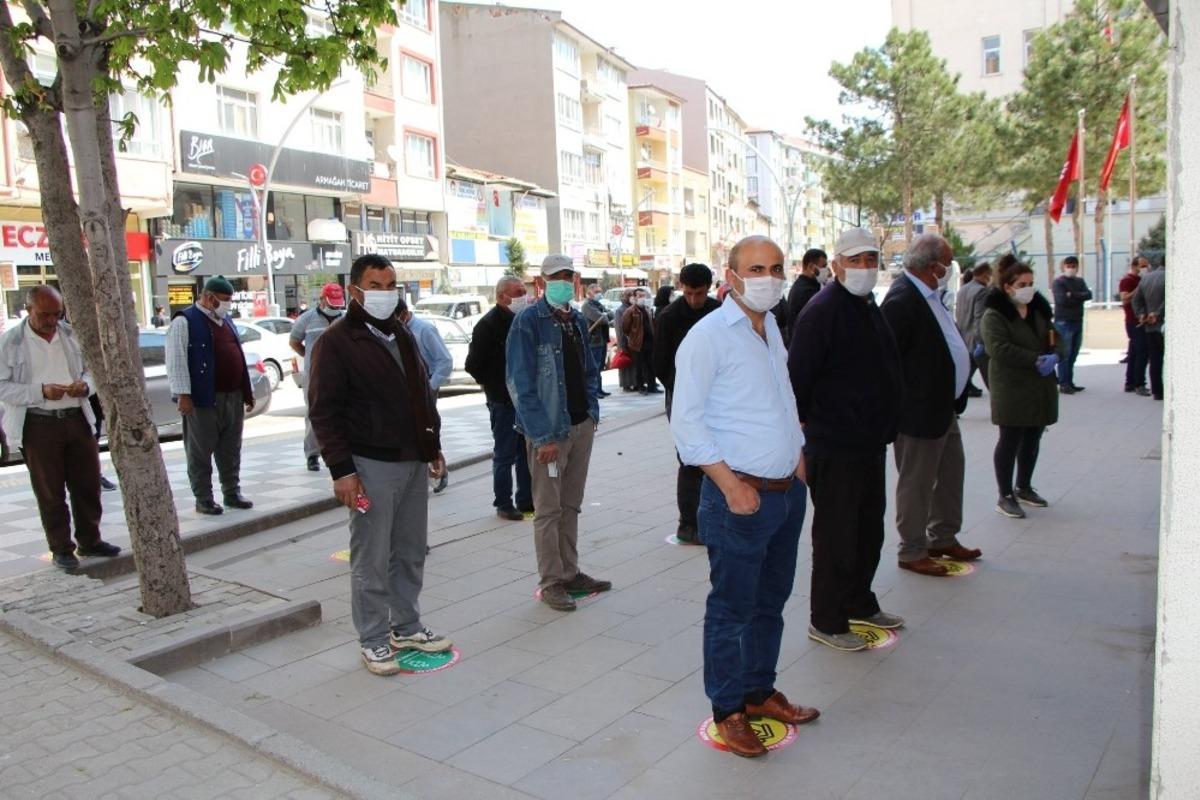 Belediye sosyal mesafeye etiketli &ccedil;&ouml;z&uuml;m