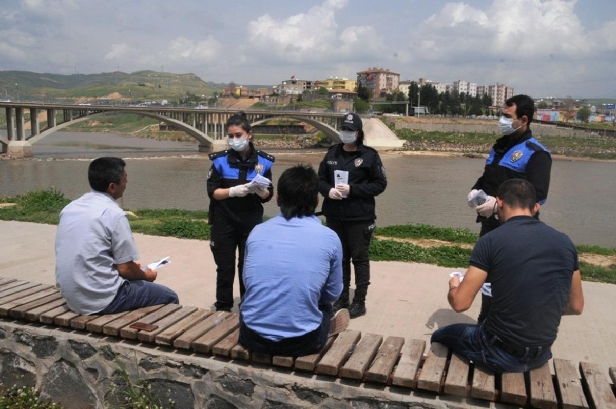 Cizre&rsquo;de vatandaşlara korona vir&uuml;s ile m&uuml;cadele kapsamında broş&uuml;r dağıtıldı