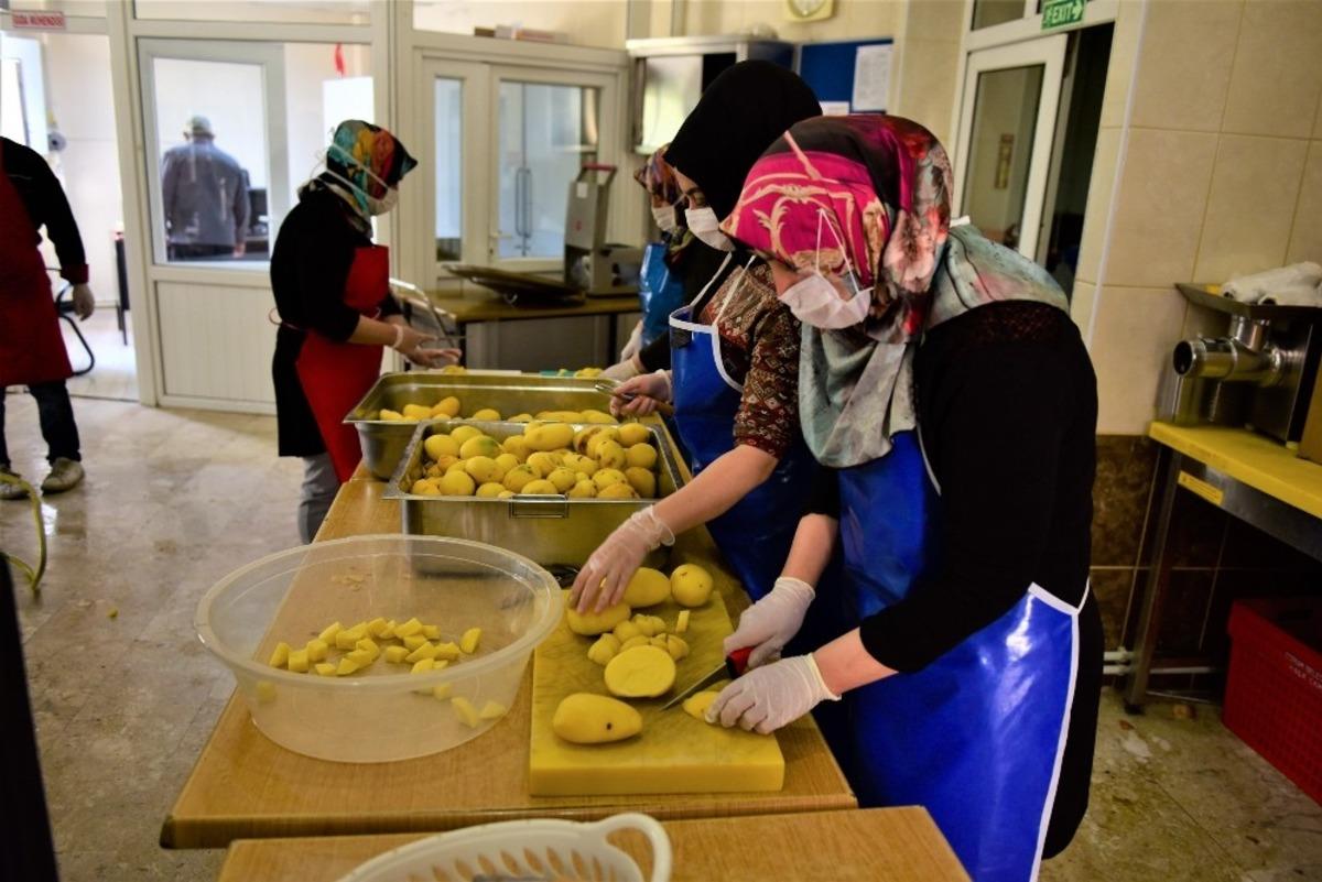 &Ccedil;orum Belediyesi&rsquo;nden 2 bin aileye sıcak yemek