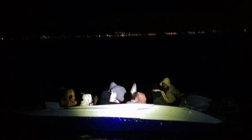 Denizde s&uuml;r&uuml;klenen 13 sığınmacı kurtarıldı