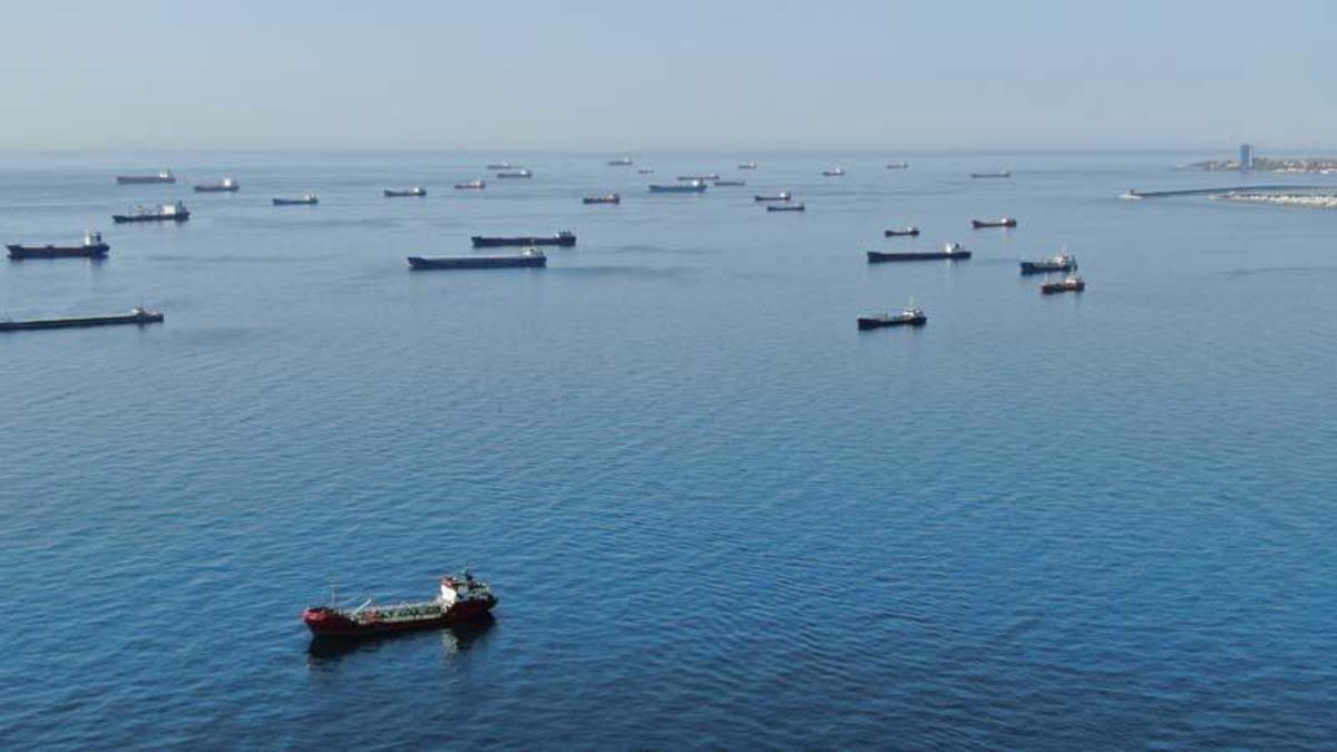 İstanbul a&ccedil;ıklarında onlarca gemi salgının bitmesini bekliyor