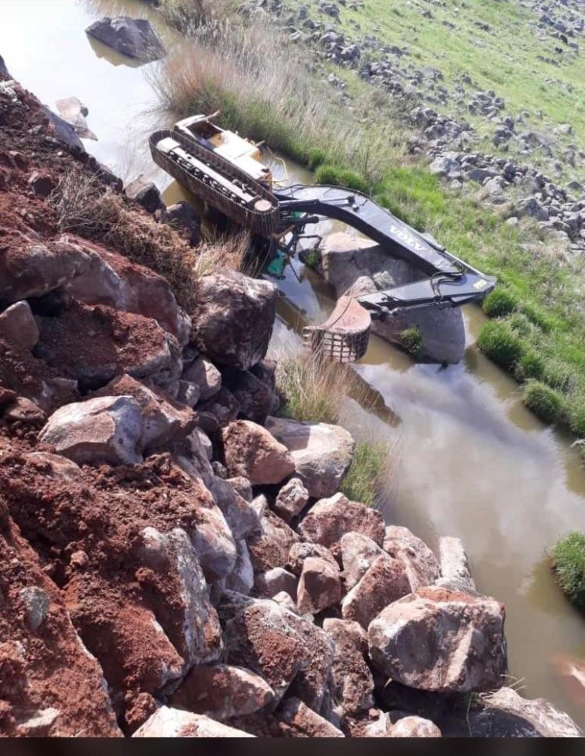 Kep&ccedil;e operat&ouml;r&uuml;n&uuml;n inanılmaz kurtuluşu! 15 metrelik u&ccedil;urumdan yuvarlandı