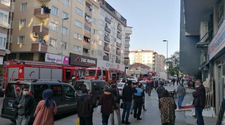 3 katlı binada &ccedil;ıkan yangın paniğe neden oldu