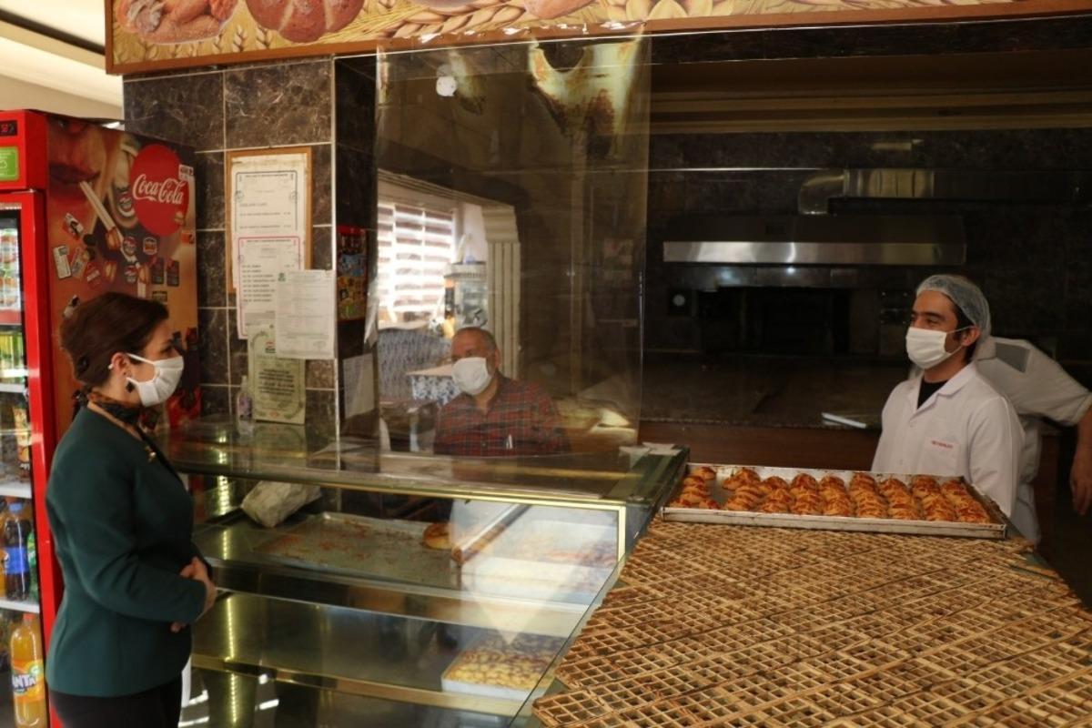 Safranbolu Belediyesi fırınlara maske dağıttı