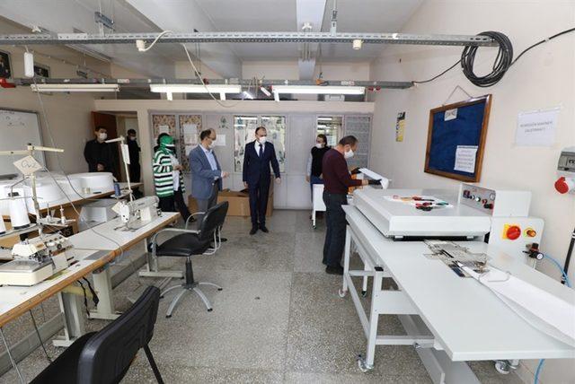 Okulda g&uuml;nl&uuml;k 3 bin maske &uuml;retimine erişildi 1