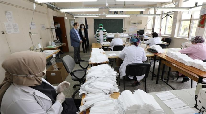 Okulda g&uuml;nl&uuml;k 3 bin maske &uuml;retimine erişildi