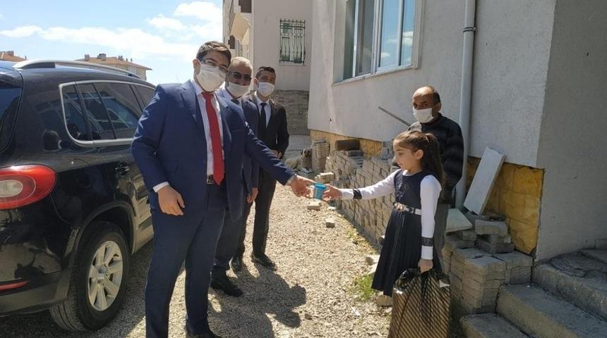 Har&ccedil;lıklarını Milli Dayanışma Kampanyasına bağışladı