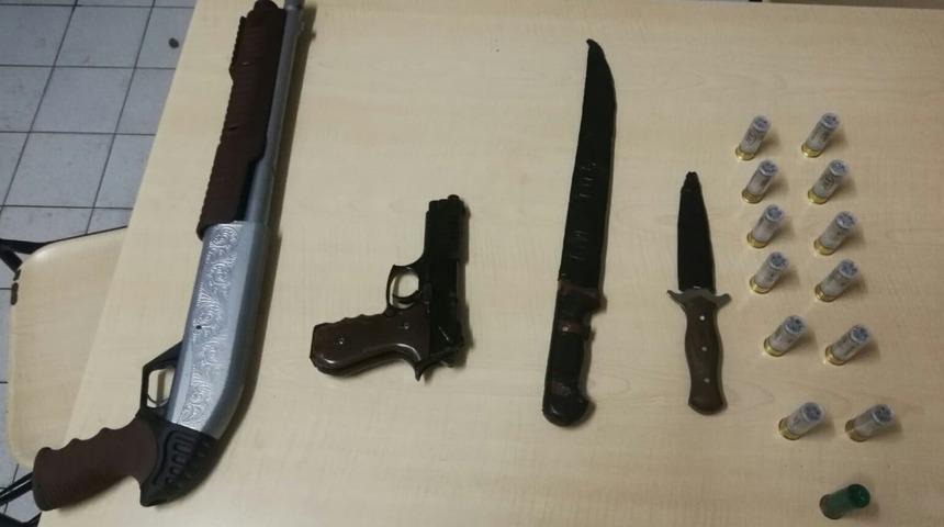 Polisin durdurduğu ş&uuml;pheli ara&ccedil;tan t&uuml;fek ve kesici aletler &ccedil;ıktı