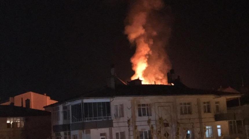 Niğde&rsquo;de &ccedil;atı yangını korkuttu