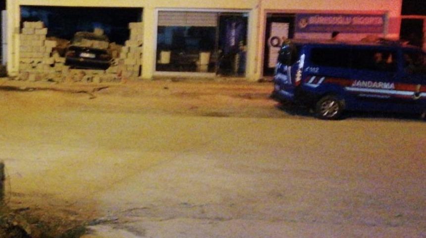 Samandağ&rsquo;da otomobil duvardan i&ccedil;eri girdi