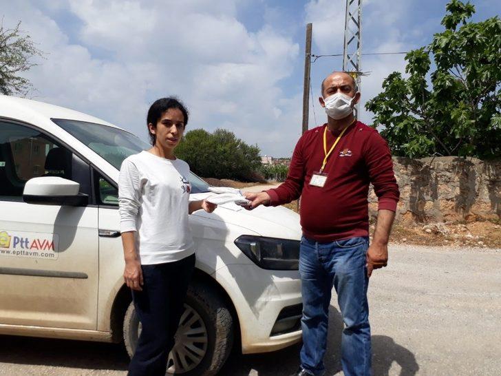 PTT görevlileri maske dağıtmaya devam ediyor G1