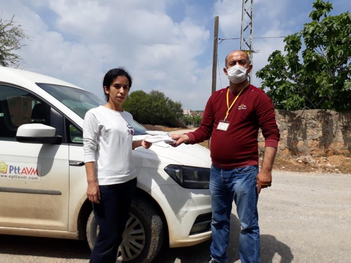 PTT g&ouml;revlileri maske dağıtmaya devam ediyor