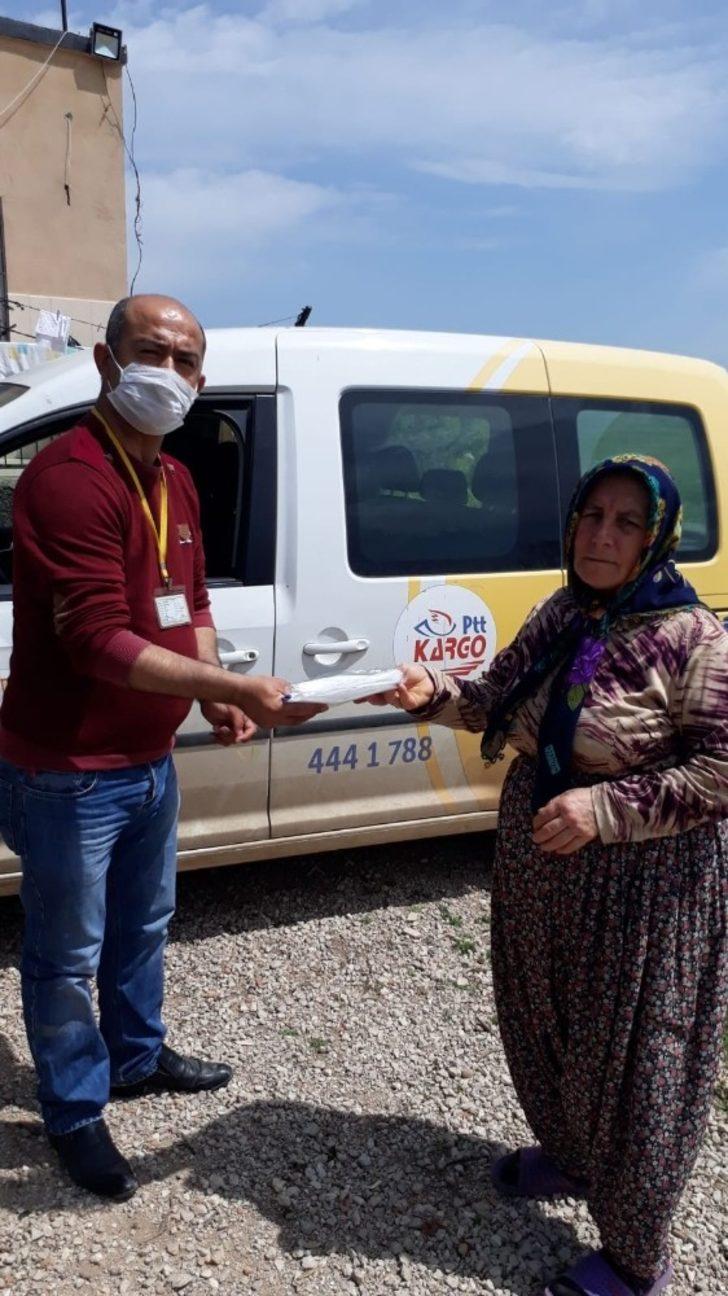 PTT görevlileri maske dağıtmaya devam ediyor G3