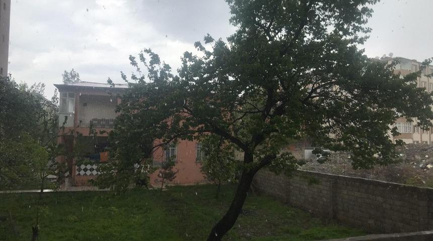 Iğdır&rsquo;da kuvvetli fırtına sonrası dolu yağdı