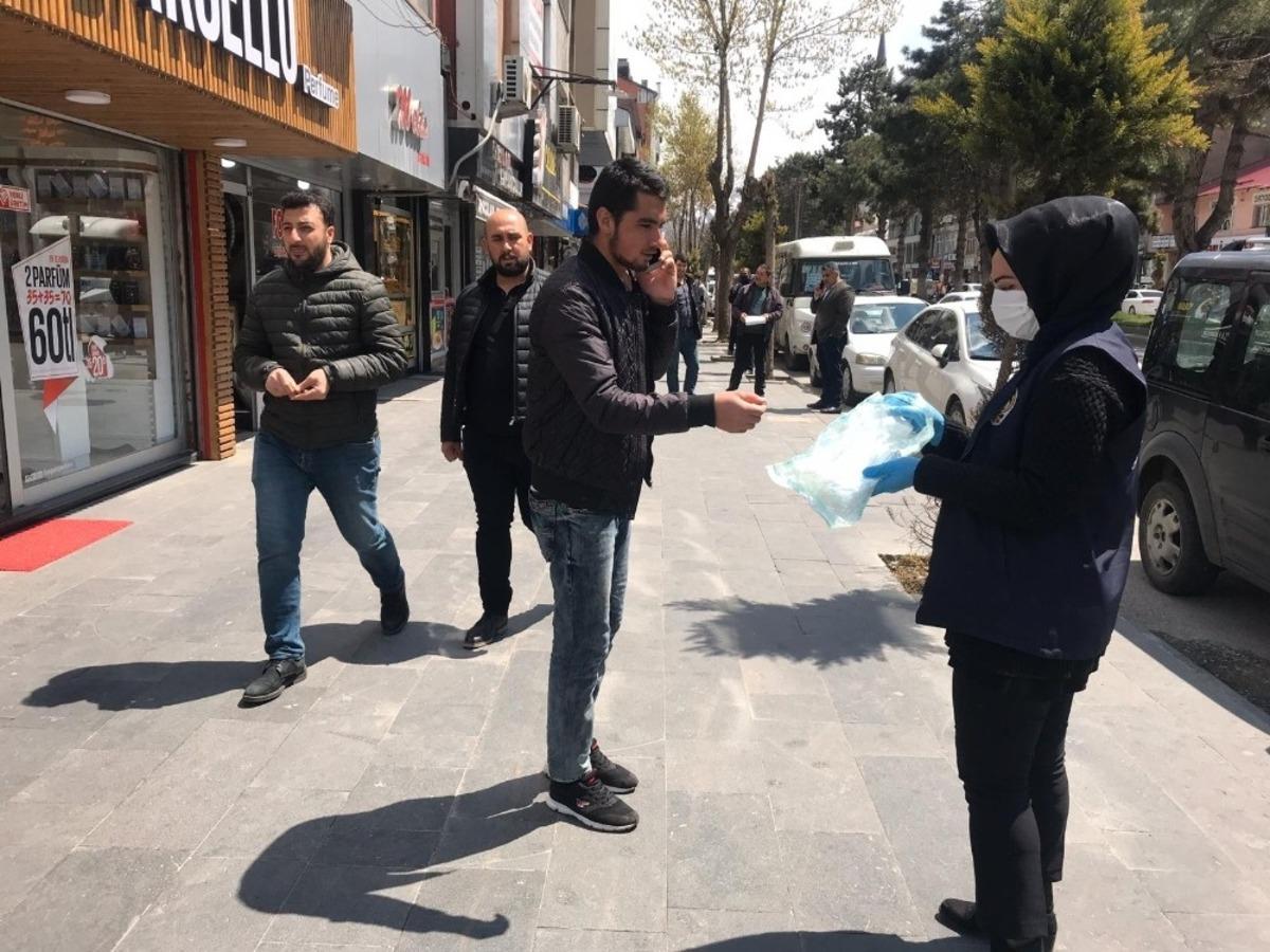 Tatvan&rsquo;da sosyal mesafe kontrol noktaları oluşturuldu