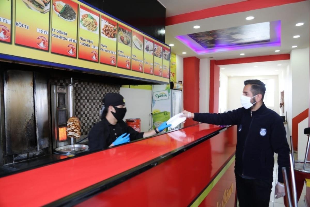 Başkale Belediyesinden &uuml;cretsiz maske dağıtımı