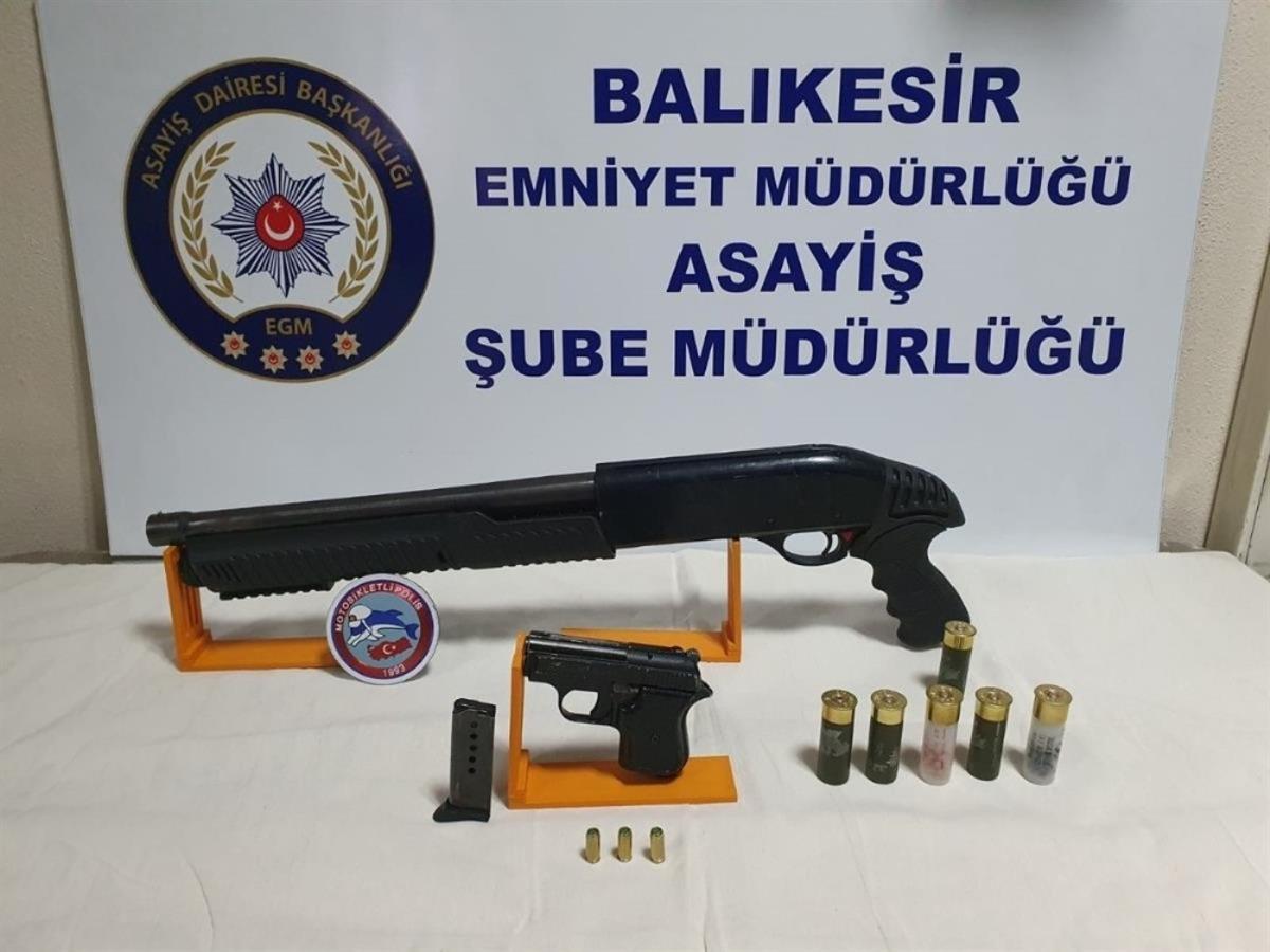 Balıkesir&rsquo;de polis 5 silah ele ge&ccedil;irdi