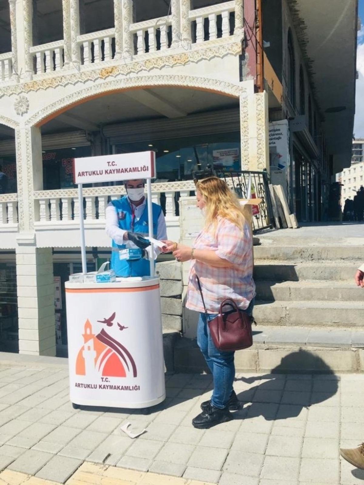 Artuklu&rsquo;da &uuml;cretsiz maske dağıtımı s&uuml;r&uuml;yor