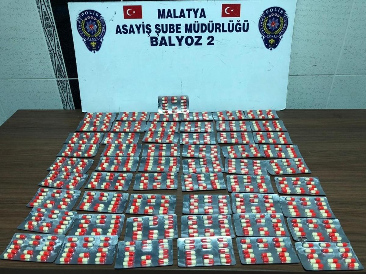 Malatya&rsquo;da uyuşturucu hap ve silahlar ele ge&ccedil;irildi