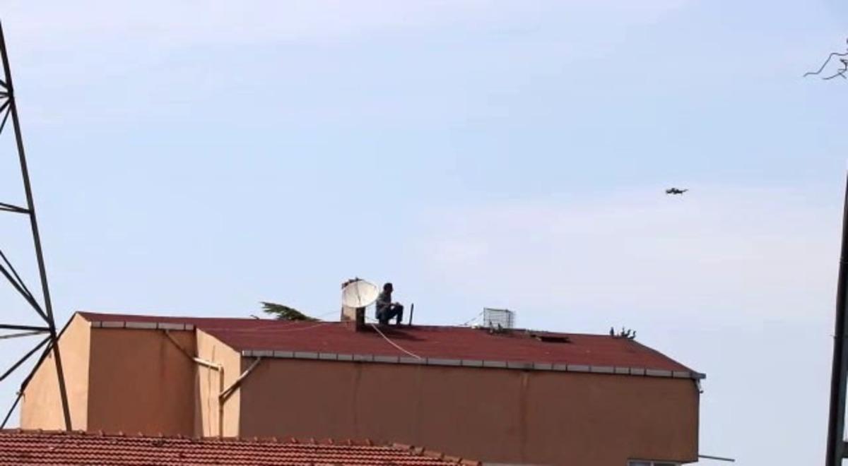 Hava almak i&ccedil;in &ccedil;atıya &ccedil;ıktı, hayatının şokunu yaşadı!