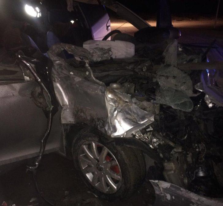 Otomobille tır çarpıştı: 1 ölü, 1 yaralı G3