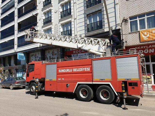 Pencere ile korkuluk camı arasına sıkışan güvercin kurtarıldı