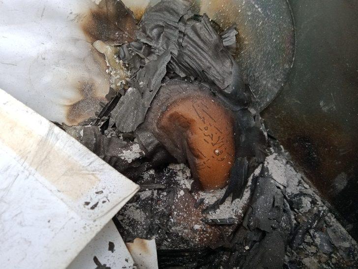 Mezarlıktaki Yasin cüzleri ve Kuranı Kerim CD’lerini yaktılar G1