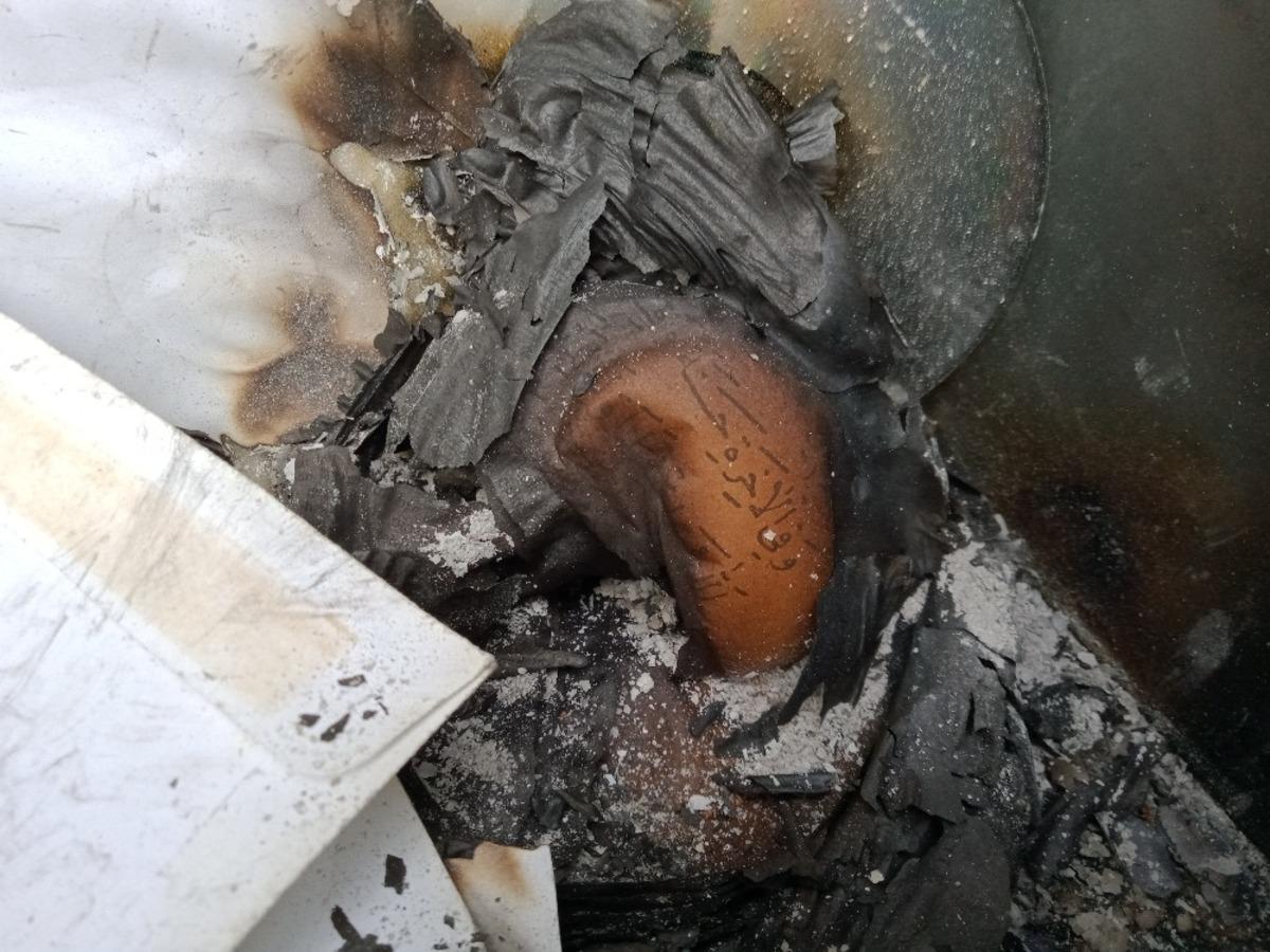 Mezarlıktaki Yasin c&uuml;zleri ve Kuranı Kerim CD&rsquo;lerini yaktılar