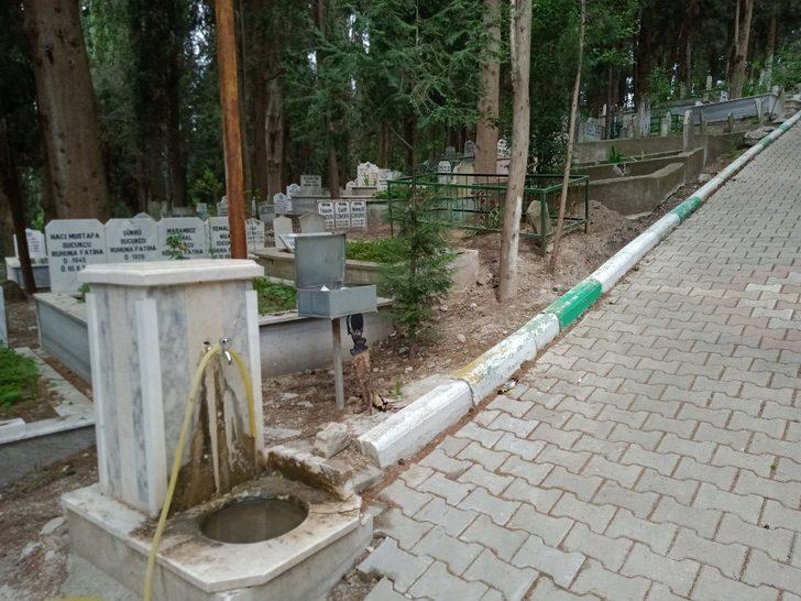 Mezarlıktaki Yasin cüzleri ve Kuranı Kerim CD’lerini yaktılar G2