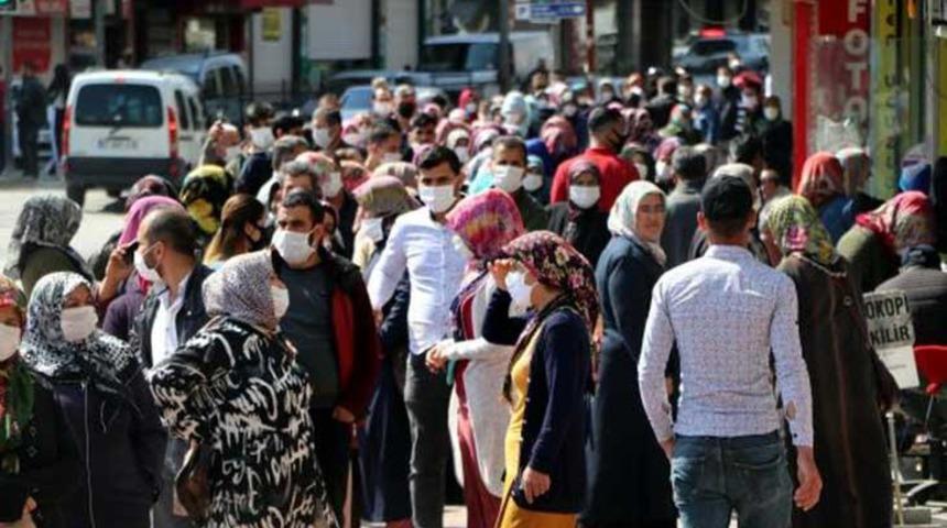 Gaziantep'te PTT &ouml;n&uuml;ndeki kuyruğun sonu g&ouml;r&uuml;nmedi