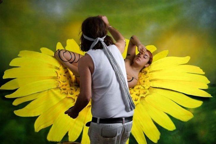 Bu kelebek aslında Johannes Stötter tarafından vücudu boyanmış bir kadın G2