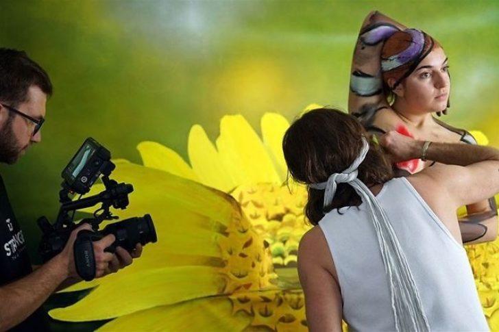 Bu kelebek aslında Johannes Stötter tarafından vücudu boyanmış bir kadın G3