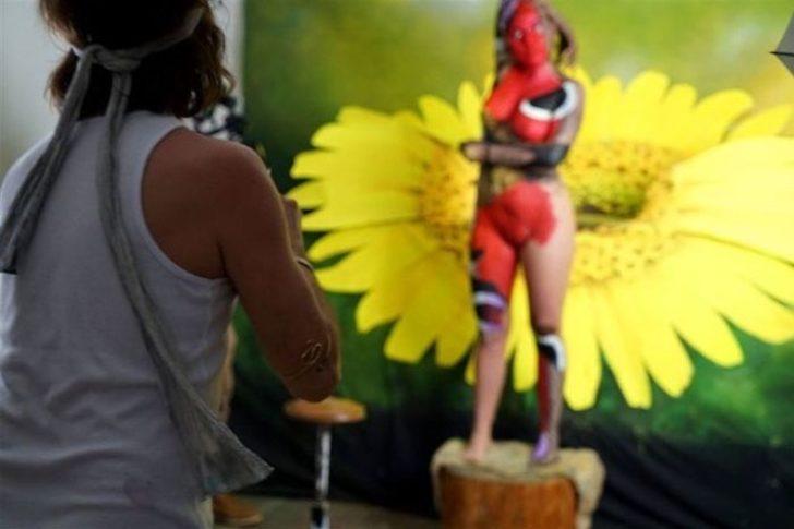 Bu kelebek aslında Johannes Stötter tarafından vücudu boyanmış bir kadın G4