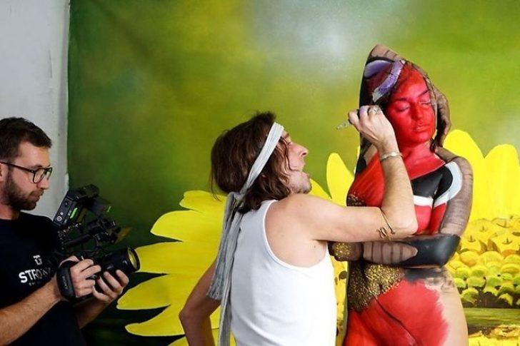 Bu kelebek aslında Johannes Stötter tarafından vücudu boyanmış bir kadın G5