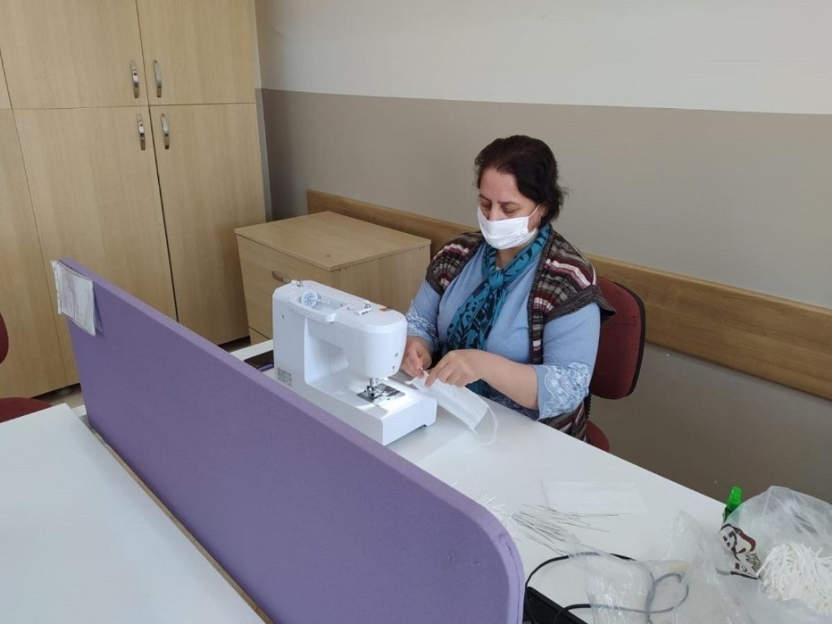 Akyurt Halk Eğitim Merkezi&rsquo;nde 15 bin maske &uuml;retildi