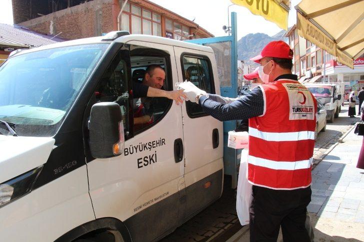 Kızılay Oltu’da maske ve dezenfekten dağıttı G1
