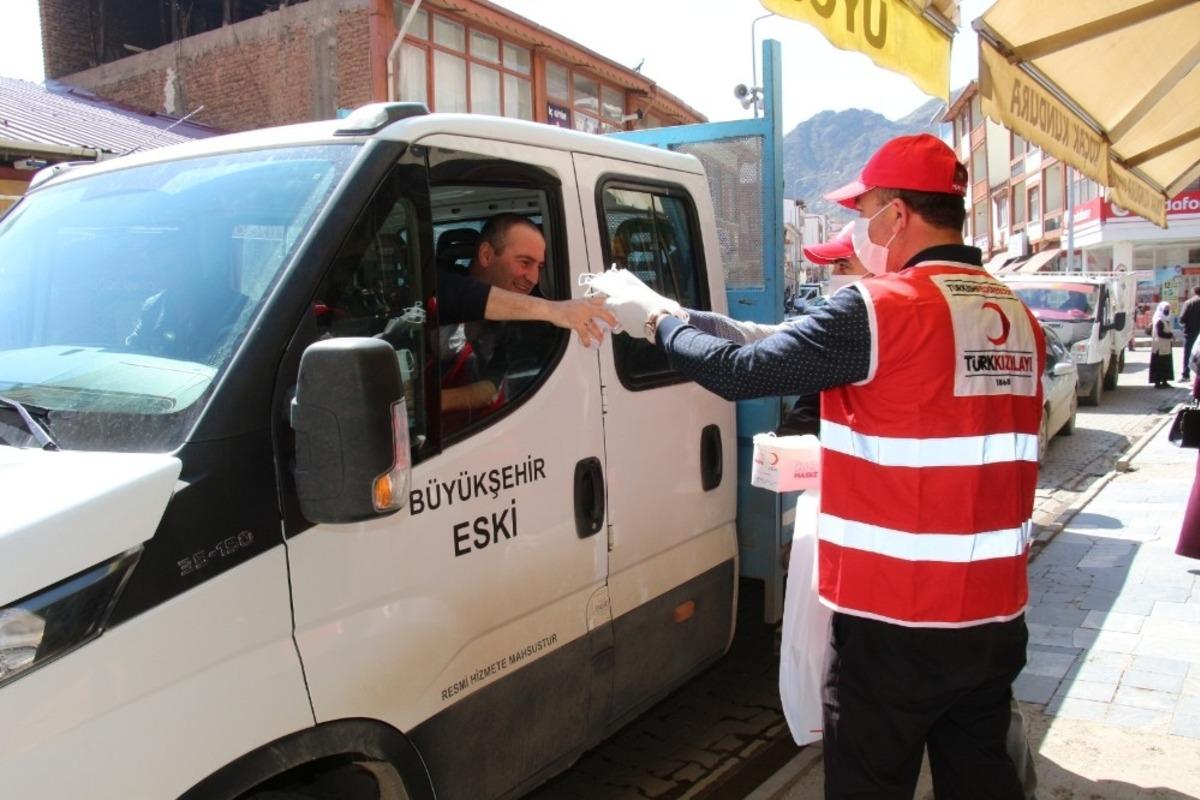 Kızılay Oltu&rsquo;da maske ve dezenfekten dağıttı