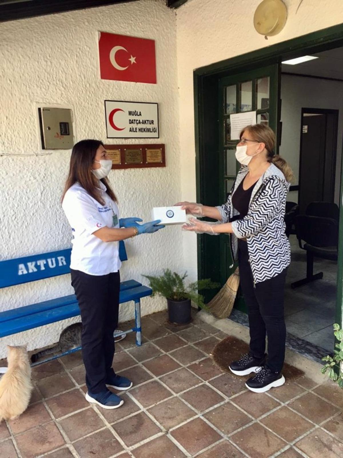 Klinik sahibi doktorlara 5 bin maske dağıtıldı