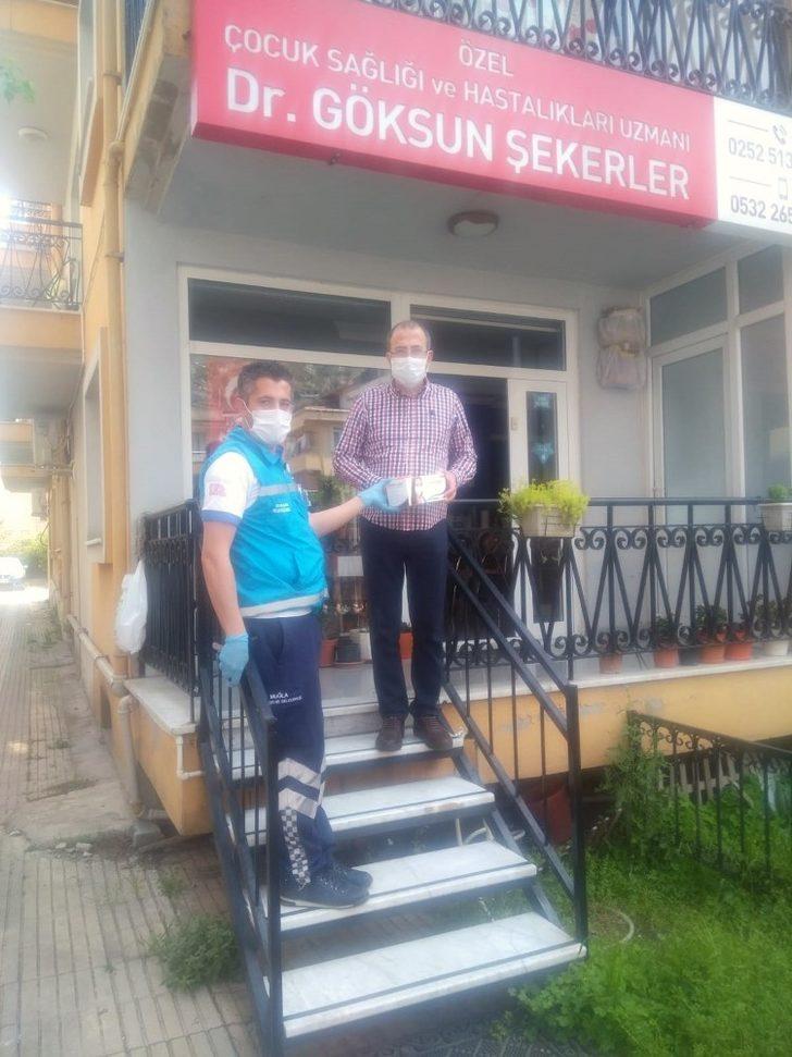 Klinik sahibi doktorlara 5 bin maske dağıtıldı G3
