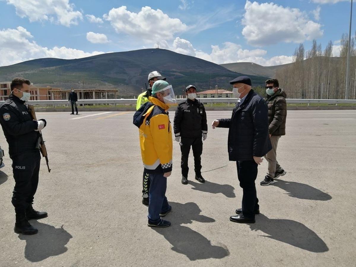 Başkan Pekmezci, g&uuml;venlik kontrol noktalarını ziyaret ederek incelemede bulundu