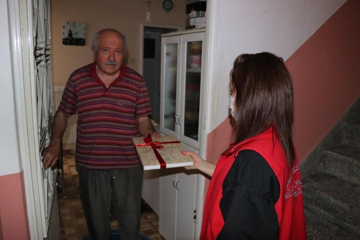 Kitap okuyana &lsquo;Simav n&uuml;fus defteri 1840&rsquo; kitabı hediye