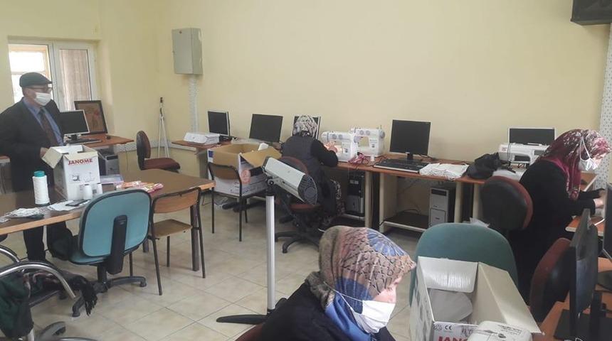 Dumlupınar&rsquo;da g&ouml;n&uuml;ll&uuml; maske &uuml;retiyorlar