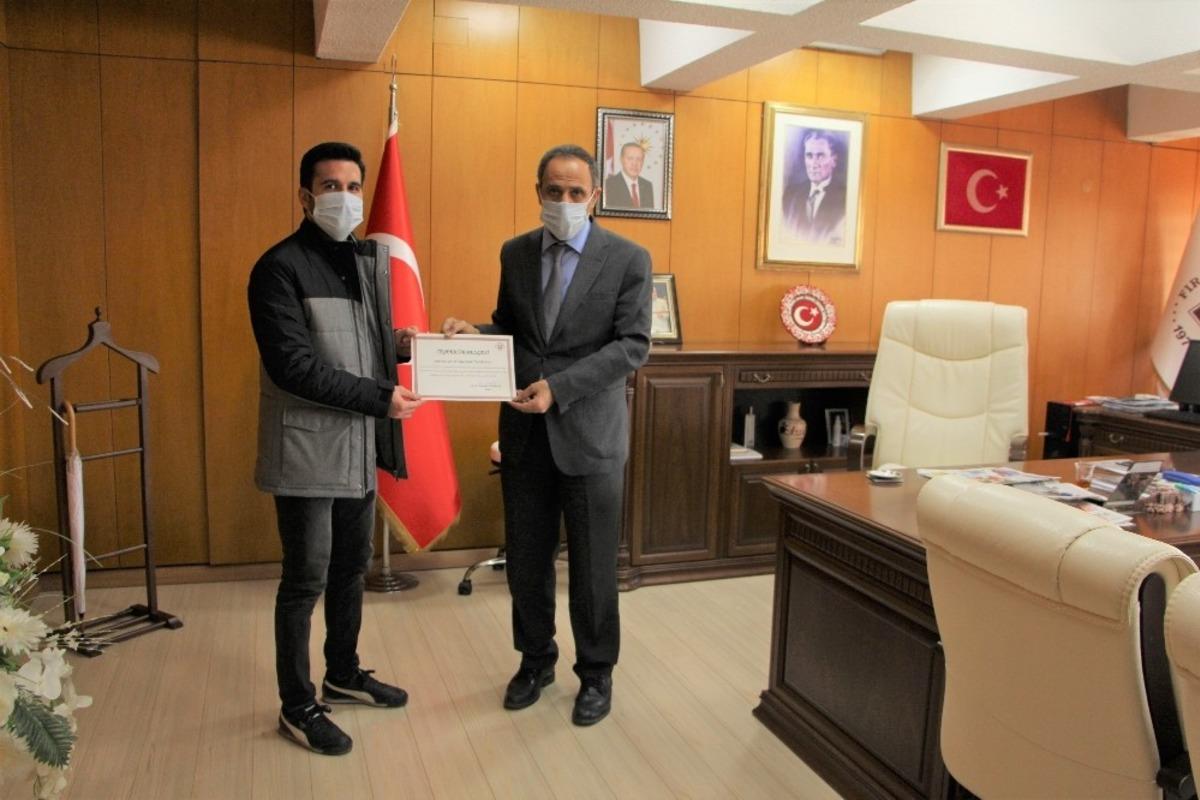 F&Uuml;&rsquo;de siperlik maske &uuml;reten ekibe teşekk&uuml;r belgesi