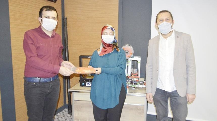 Maskelerin uzun s&uuml;reli kullanımını sağlayacak aparat &uuml;rettiler