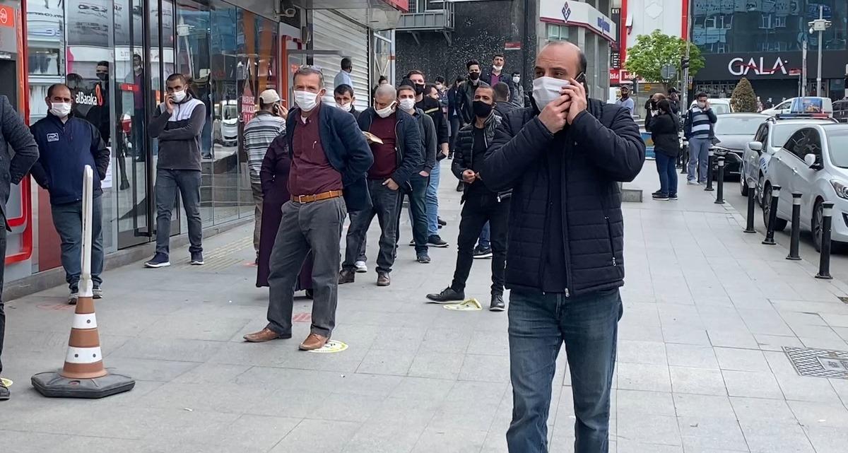 Sultanbeyli'de 'pes' dedirten g&ouml;r&uuml;nt&uuml;! Metrelerce kuyruk oluştu