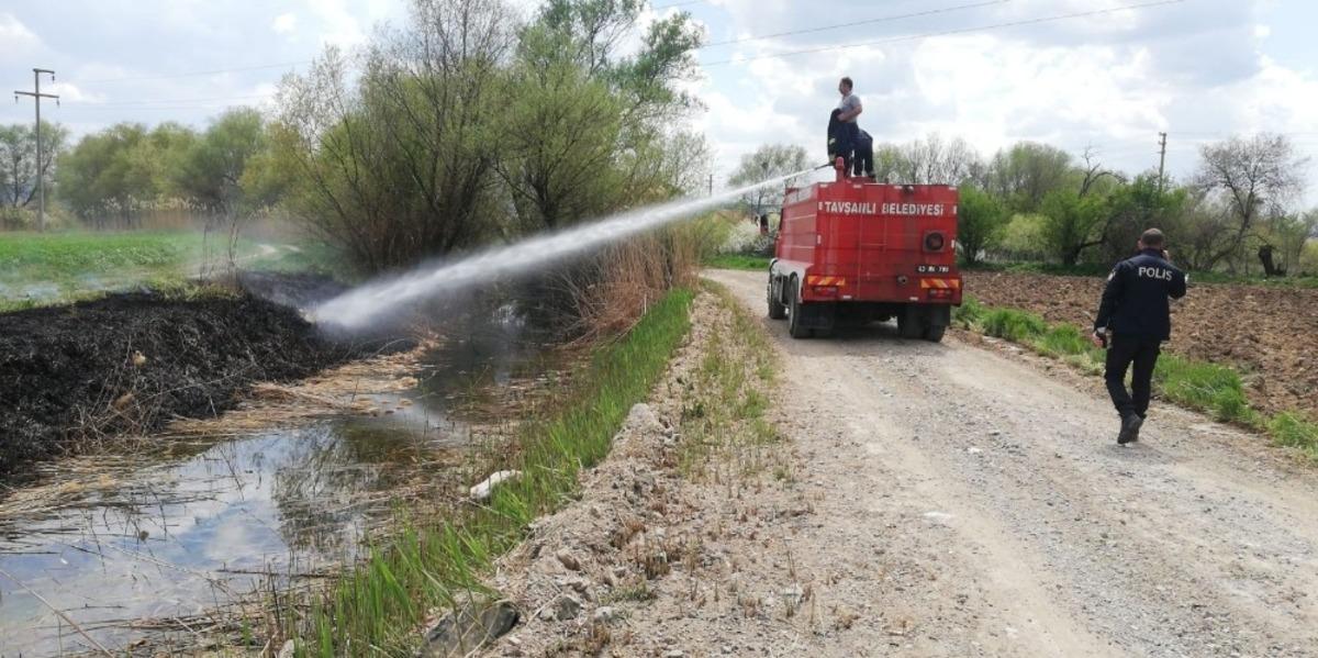 Su kanalı kenarında alev alan sazlıklar kısa s&uuml;rede s&ouml;nd&uuml;r&uuml;ld&uuml;