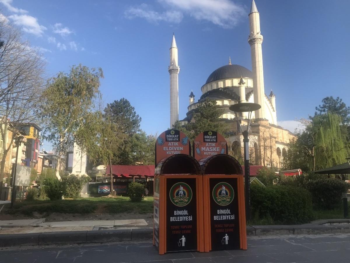 Bing&ouml;l&rsquo;de belirli noktalara tıbbi atık kovaları yerleştirdi