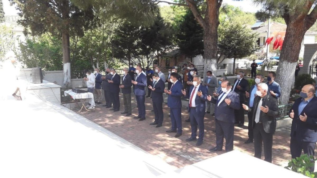 Maskeli ve sosyal mesafeli anma t&ouml;reni