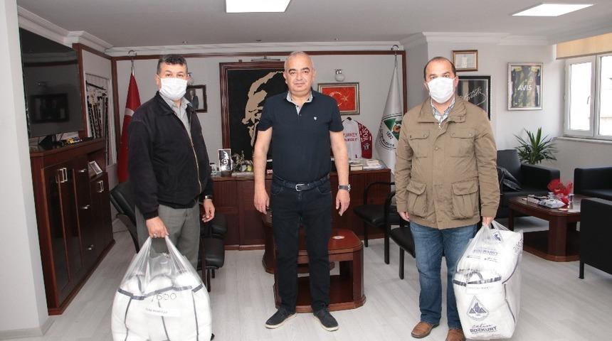 Gurbet&ccedil;i iş insanları Devrek&rsquo;e 20 bin adet maske yardımında bulunuldu